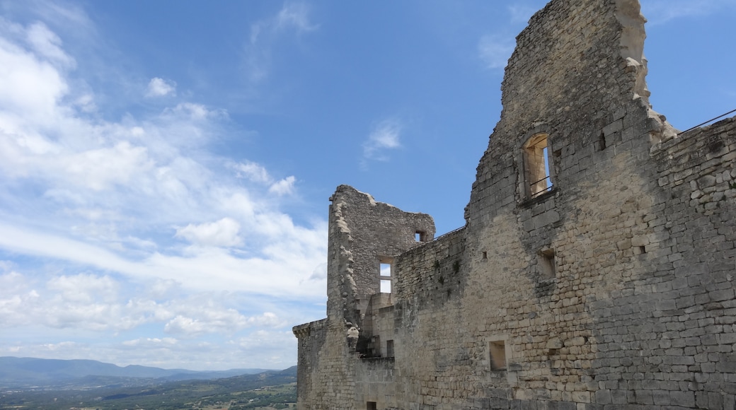 « Château de Lacoste», photo de Suwannee.payne (page does not exist) (CC BY-SA) / rognée de l’originale