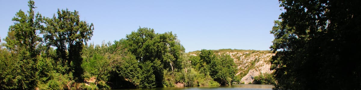 Photo "The very quiet Vidourle river near Aubais is the frontier between the districts Gard and Herault" by Henk Monster (Creative Commons Attribution 3.0) / Cropped from original