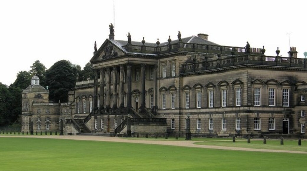Photo "Wentworth Woodhouse" by Garry Bonsall (CC BY-SA) / Cropped from original