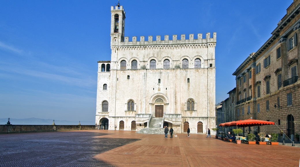 Photo "Palazzo dei Consoli" by trolvag (CC BY-SA) / Cropped from original