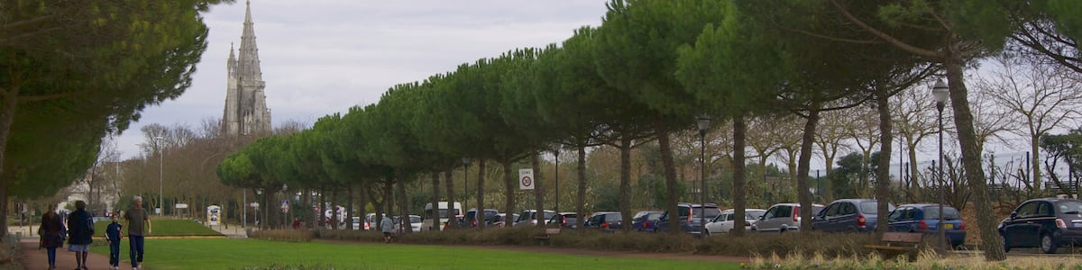 Photo "La Tour de la Lanterne, vue de l'avenue du Mail, à La Rochelle (Charente-Maritime)" by undefined (Creative Commons Zero, Public Domain Dedication) / Cropped from original