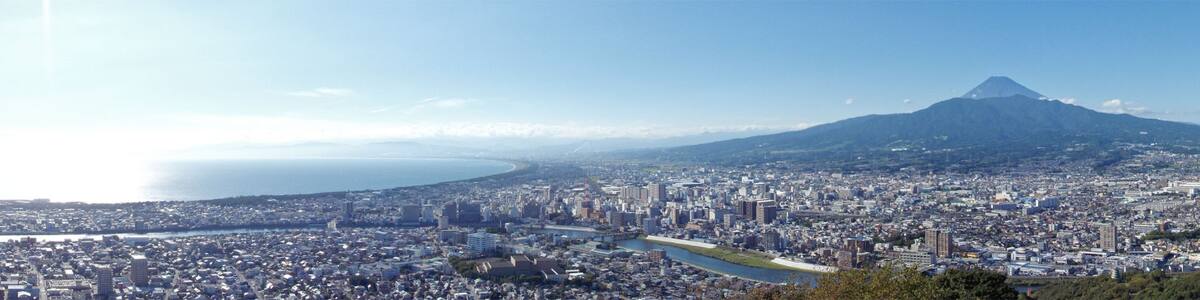 Photo "Viewed from observation deck of Mount Kanuki in Numazu, Shizuoka Prefecture, Japan." by undefined () / Cropped from original