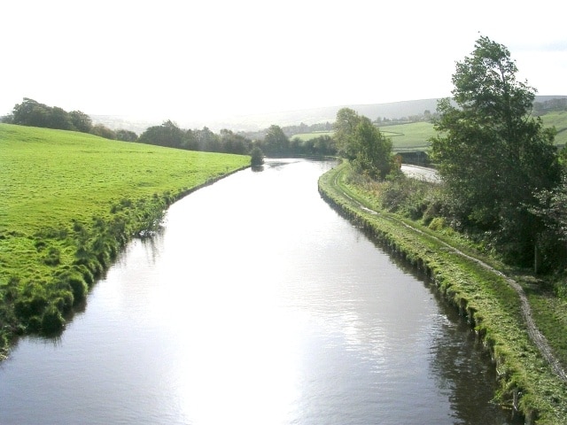 Billede "Farnhill" af Betty Longbottom (CC BY-SA) / beskåret fra det originale billede