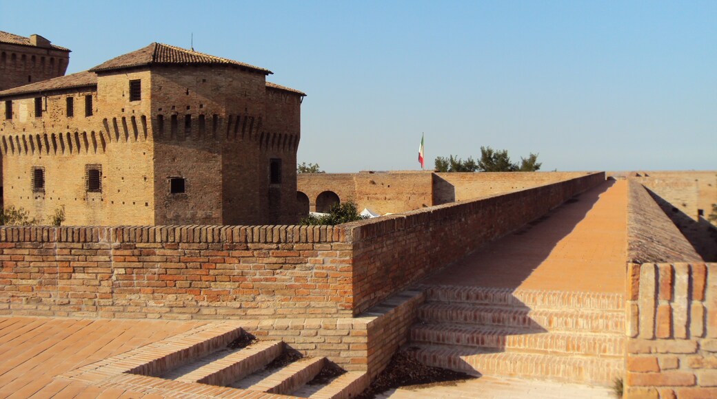 Bildet «Malatestiana Fortress» tatt av Sivyb (page does not exist) (CC BY-SA) / originalbilde beskjært