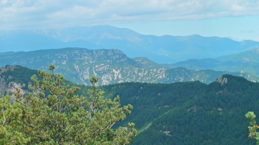 Photo "Panorama des del santuari del Mont mirant al nord; a l'esquerra entre els núvols el Canigó, a la dreta el Mediterrani" by jordi domènech (Creative Commons Attribution-Share Alike 3.0) / Cropped from original