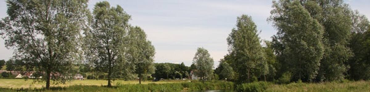 Photo "River Stour south of Bures Looking downstream from the Open Access land on the Essex side of the river." by Bob Jones (Creative Commons Attribution-Share Alike 2.0) / Cropped from original