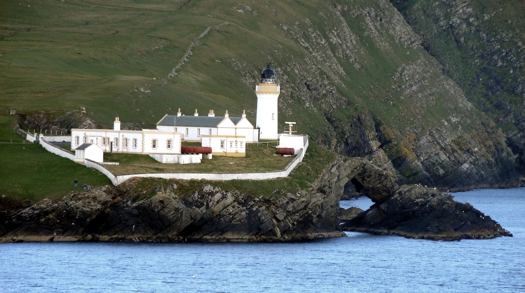 Photo "Bressay Lighthouse" by Hajotthu (CC BY) / Cropped from original