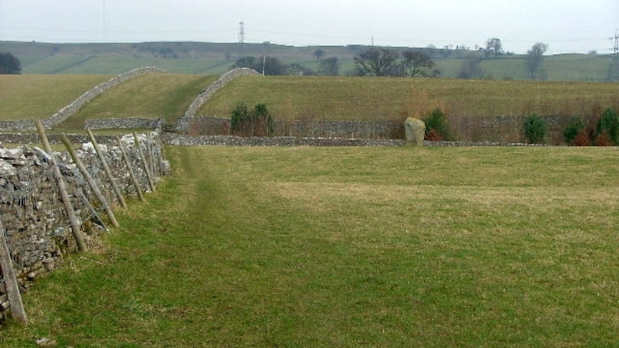 Photo "Across the fields to the Goggleby Stone. The area around Shap has been a focus of activity since at least the late Mesolithic. T. Clare suggested a late Neolithic date based upon his excavation of the Goggleby Stone" by Nigel Homer (Creative Commons Attribution-Share Alike 2.0) / Cropped from original