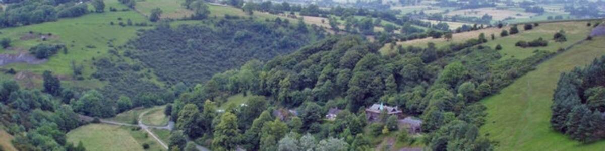 Photo "Ecton, view up the Manifold Valley, near to Warslow, Staffordshire, Great Britain. Ecton, view up the Manifold Valley from footpath on the slopes of Ecton Hill." by Mike Harris (Creative Commons Attribution-Share Alike 2.0) / Cropped from original