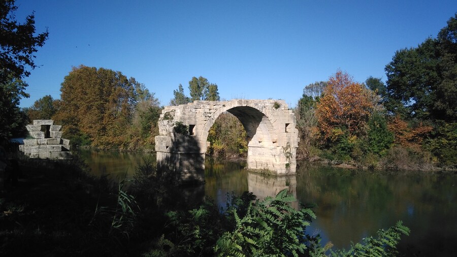 Photo "Pont Ambroix se trouvant a Ambrusum (Herault, France), le pilier et l'arche restante." by FRLDEL (Creative Commons Attribution-Share Alike 4.0) / Cropped from original