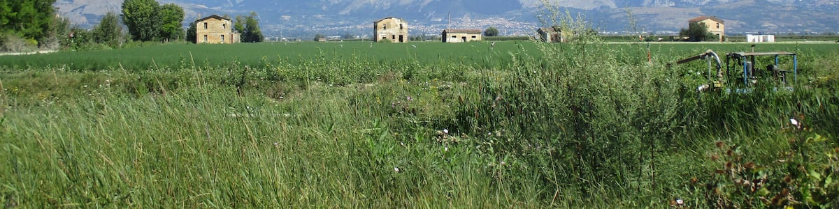 Photo "Case coloniche nel Fucino" by Rudy Massaro (Creative Commons Attribution-Share Alike 4.0) / Cropped from original