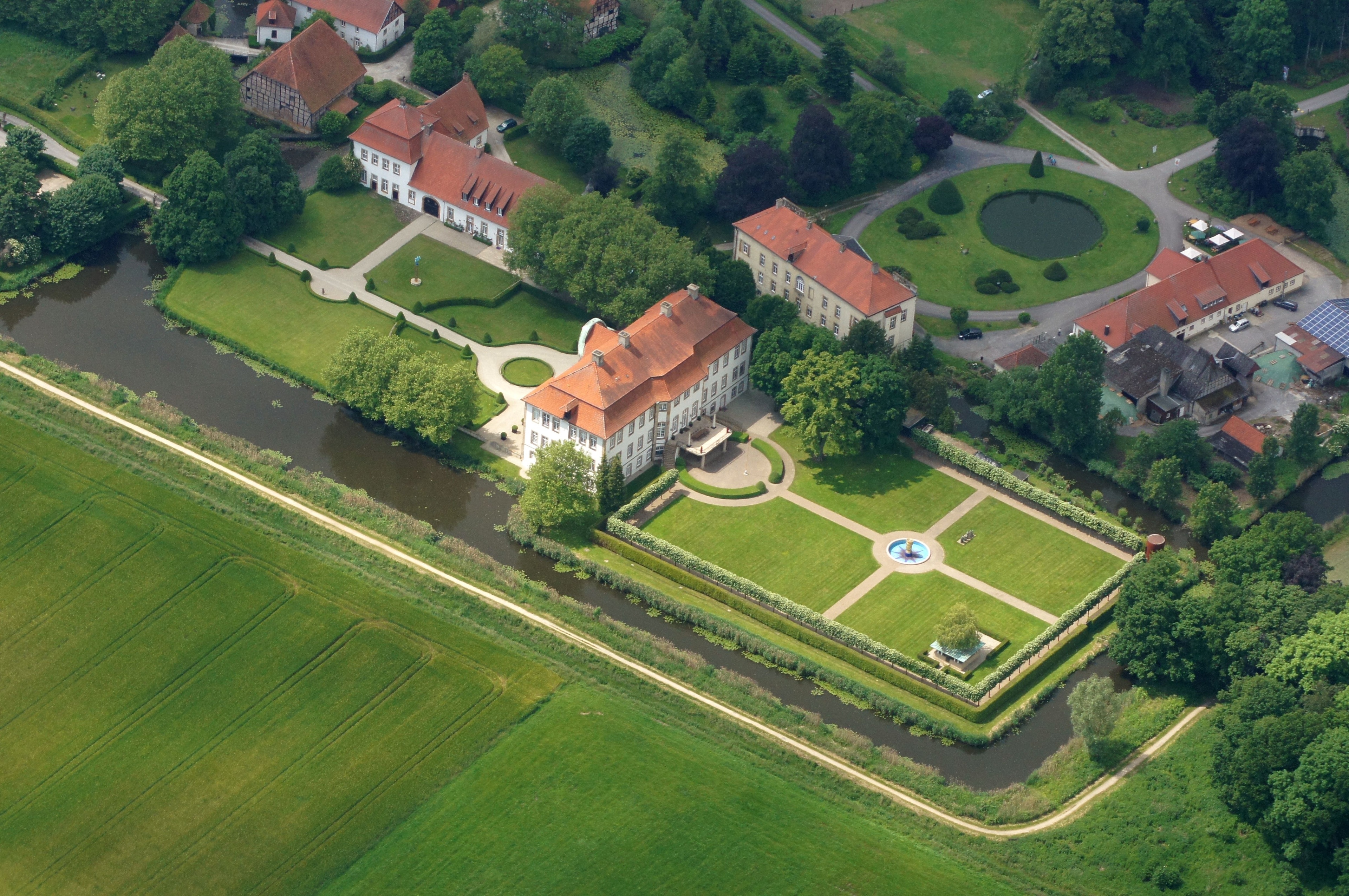 ภาพ "เชียร์โลห์" โดย Günter Seggebäing, Coesfeld (CC BY-SA) / ตัดภาพจากขนาดต้นฉบับ