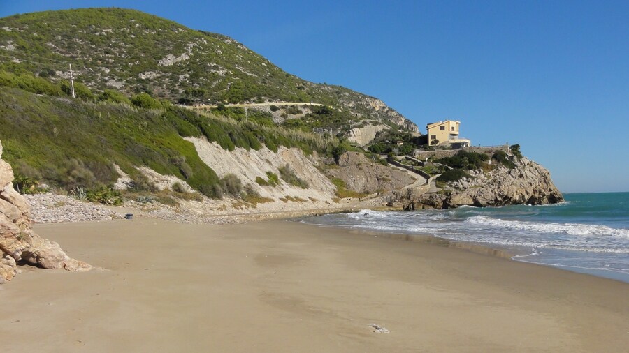 Photo "This is a a photo of a beach in Catalonia, Spain, with id:" by Isidro Jabato (page does not exist) (Creative Commons Attribution-Share Alike 3.0) / Cropped from original
