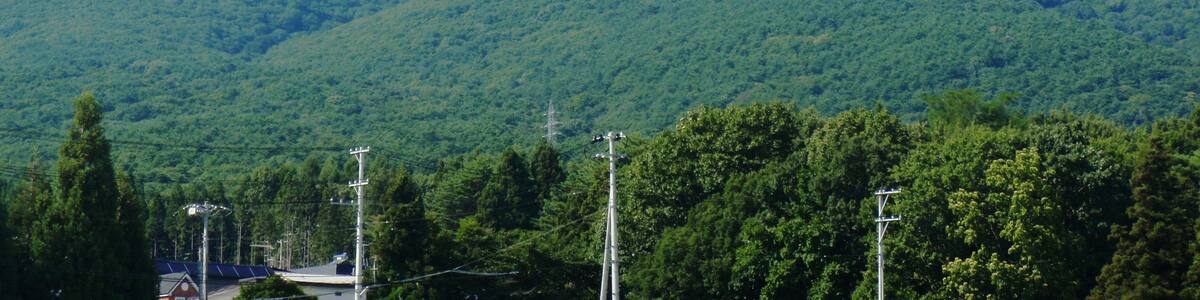 Photo "釜臥山、国道338号、大湊市街地より撮影" by undefined () / Cropped from original
