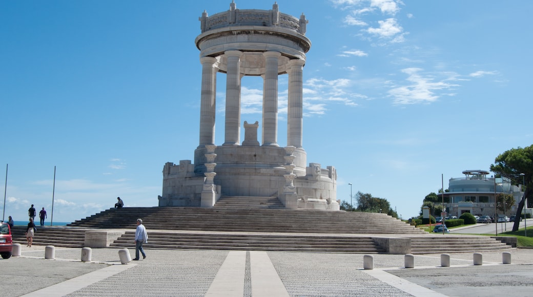 Foto „Monumento ai Caduti“ von MichelePetraccini (page does not exist) (CC BY-SA)/zugeschnittenes Original