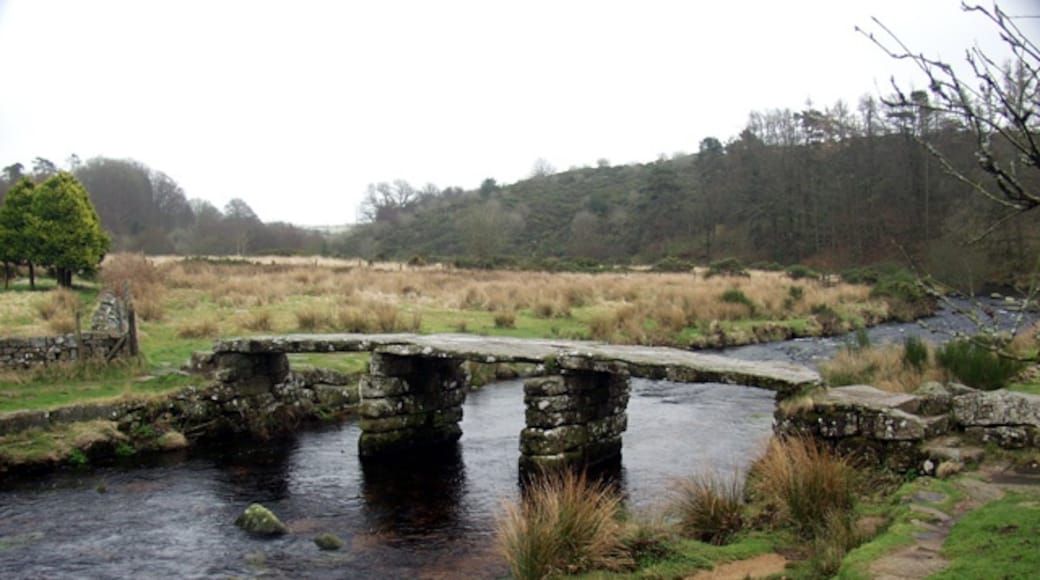 Foto "Puente de losas de piedra" por Alan Simkins (CC BY-SA) / Recortada de la original