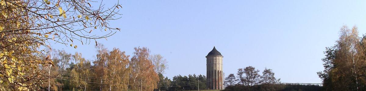 Photo "Wachberg hill with water tower in Rückmarsdorf (Leipzig, Saxony)" by Jwaller (Creative Commons Attribution-Share Alike 3.0) / Cropped from original