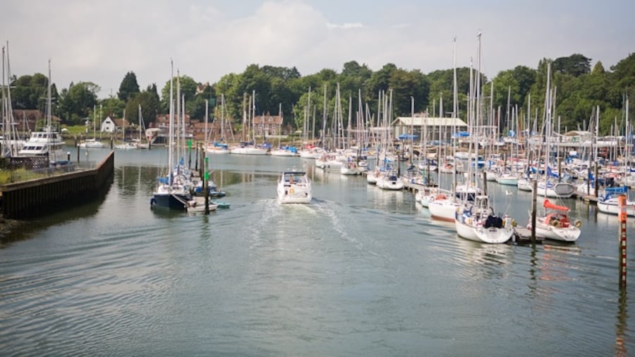 Photo "River Hamble SW of Bursledon Bridge Seen from the bridge. Deacons boatyard is on the right." by Peter Facey (Creative Commons Attribution-Share Alike 2.0) / Cropped from original