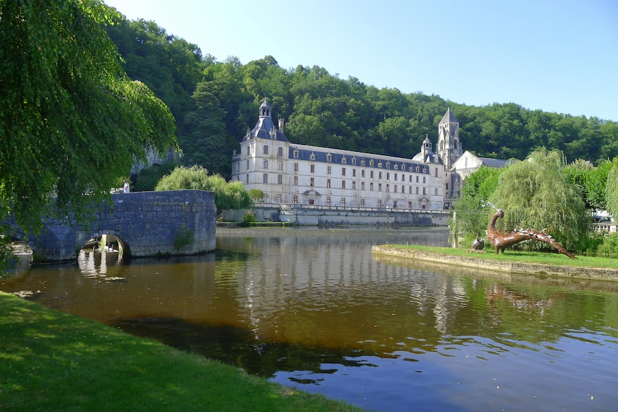 This building is indexed in the Base Mérimée, a database of architectural heritage maintained by the French Ministry of Culture, under the reference PA00082403 .