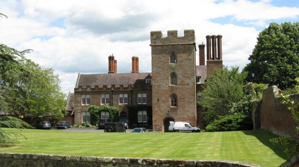 Foto “Holt” tomada por Peter Whatley (CC BY-SA); recorte de la original