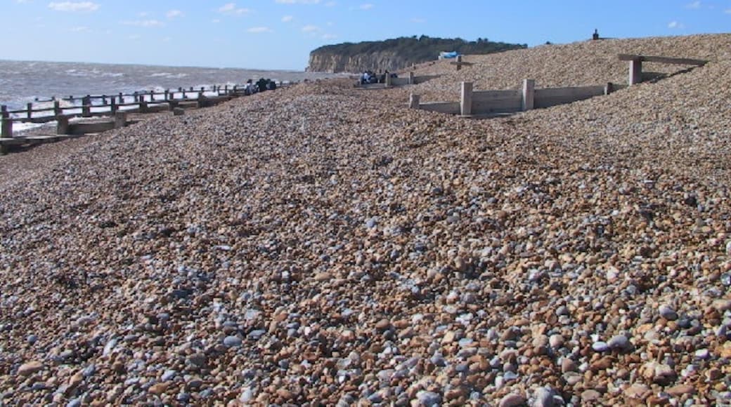 Foto „Pett Level Beach“ von Nigel Chadwick (CC BY-SA)/zugeschnittenes Original