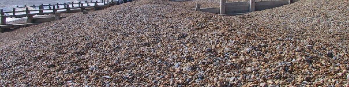 Photo "Beach & Groynes, Pett levels." by Nigel Chadwick (Creative Commons Attribution-Share Alike 2.0) / Cropped from original