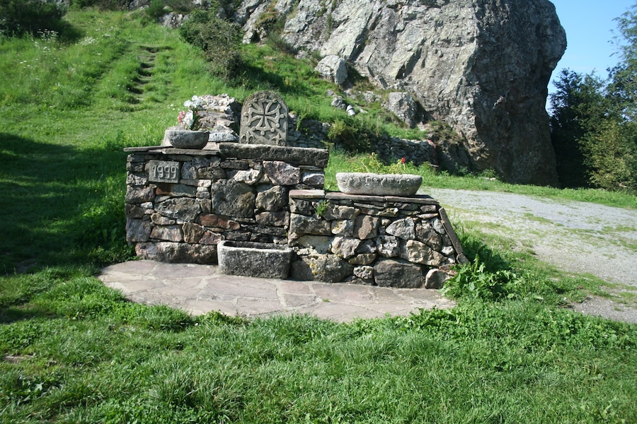Laval-Roquecezière (Aveyron) - chemin vers la Vierge à Roquecézière.