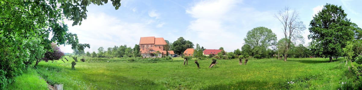 Photo "Starkow / Velgast Starkow bei Velgast, Barthewiesen und St-Jürgen-Kirche" by Schiwago (Creative Commons Attribution-Share Alike 3.0) / Cropped from original