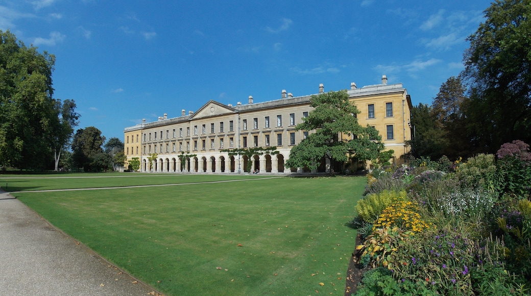 « Collège de l'université d'Oxford Magdalen College», photo de Decan (page does not exist) (CC BY-SA) / rognée de l’originale