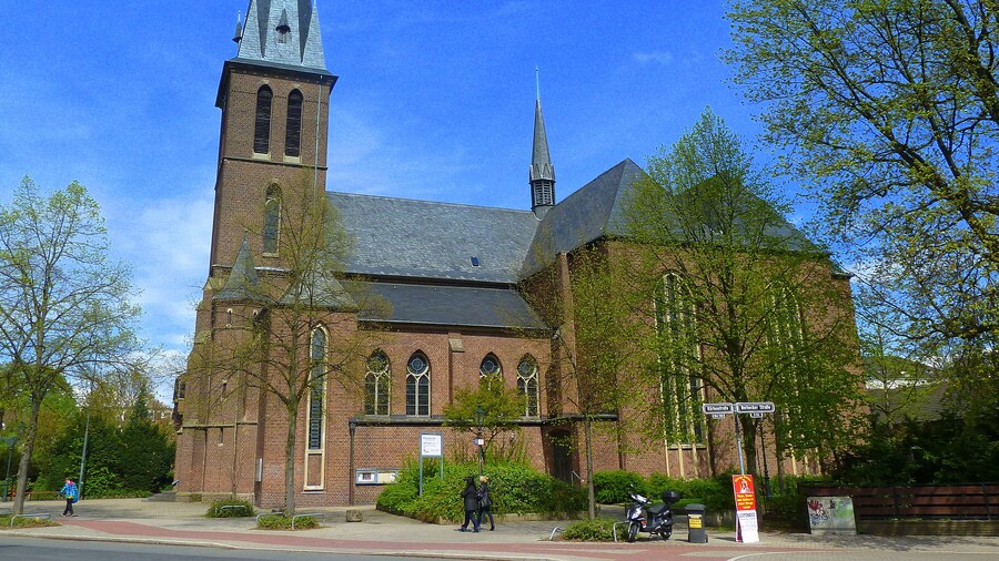 Photo "Düsseldorf Kürtenstraße 160 - Kath. Kirche St. Maria unter dem Kreuze" by giggel (Creative Commons Attribution 3.0) / Cropped from original