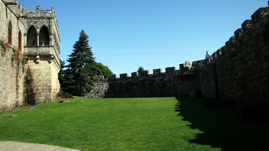 Photo "Castelo de Soutomaior" by Tevfik Teker (Creative Commons Attribution 3.0) / Cropped from original
