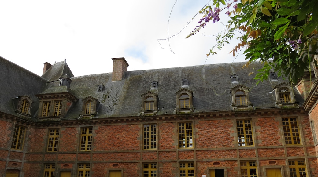Foto „Château de Carrouges“ von Kormin (CC BY-SA)/zugeschnittenes Original