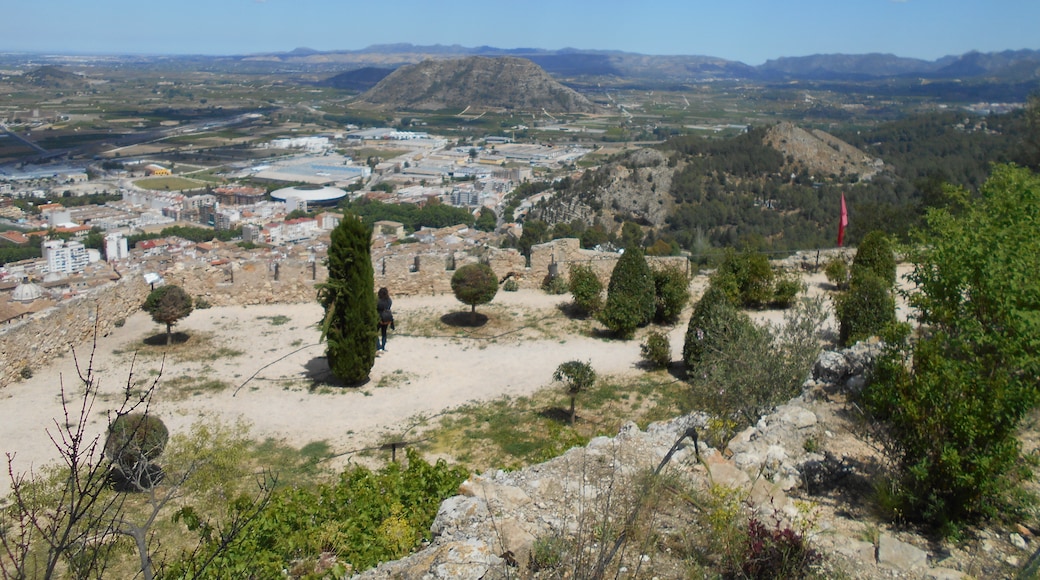 Photo "Xàtiva Castle" by Simon Burchell (CC BY-SA) / Cropped from original