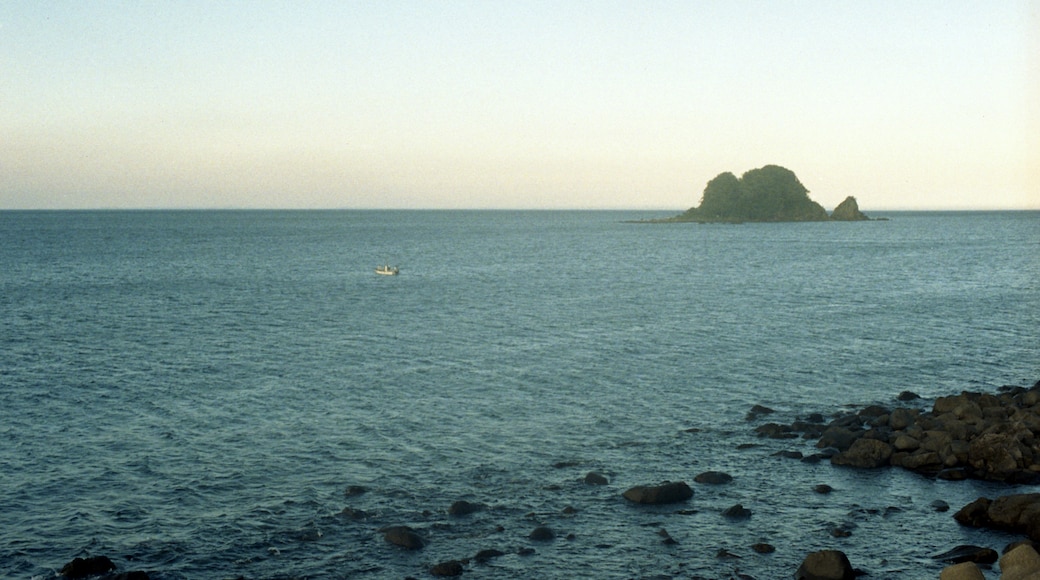 Foto „Hatsushima“ von shikabane taro (CC BY)/zugeschnittenes Original