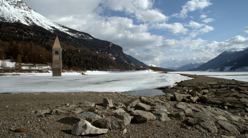 Photo "Lake Resia" by nnike (CC BY) / Cropped from original