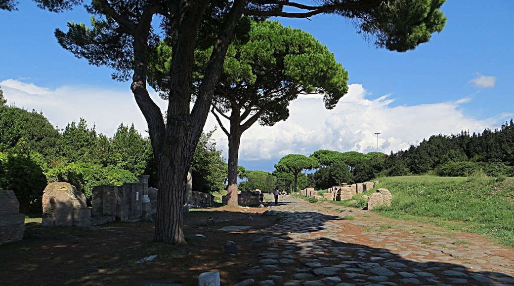 Photo "Ostia Antica" by Mister No (CC BY) / Cropped from original