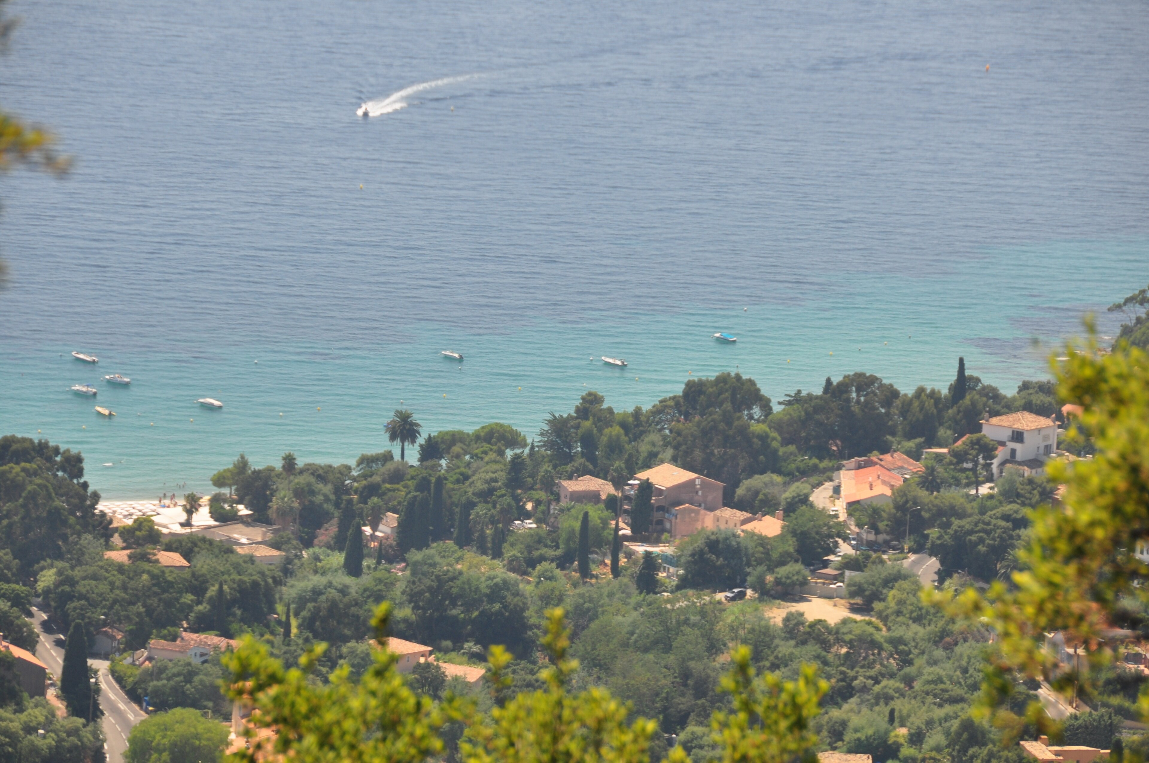 Photo "<h2>Top places to stay near the beach</h2>" by Андрей Бобровский (CC BY) / Cropped from original