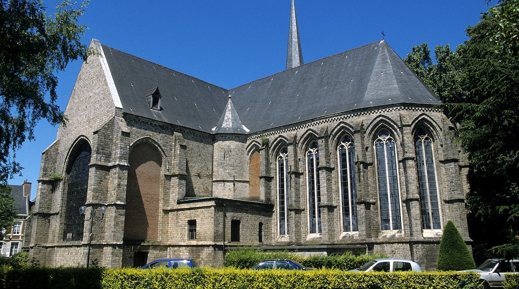Foto „Kirche Notre-Dame“ von Ytierny (page does not exist) (CC BY-SA)/zugeschnittenes Original