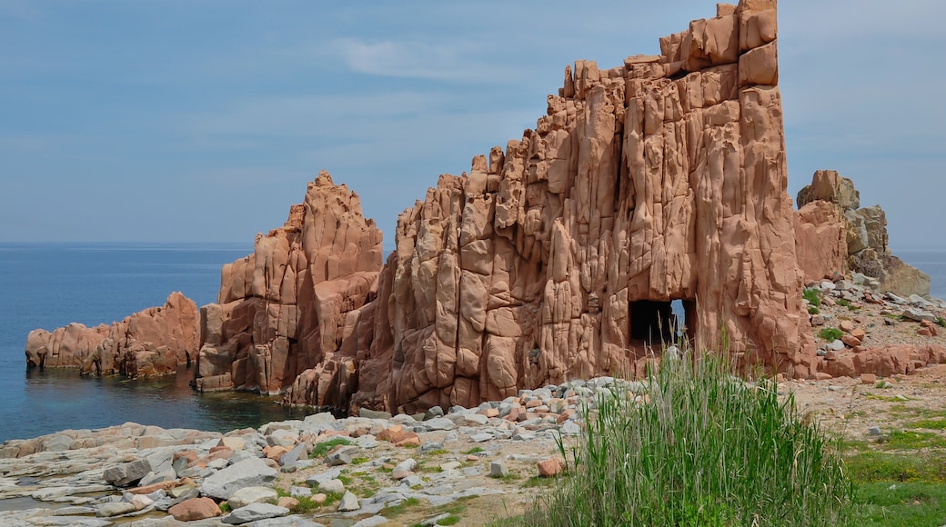 Photo "Rocce Rosse Beach" by Isiwal (CC BY-SA) / Cropped from original
