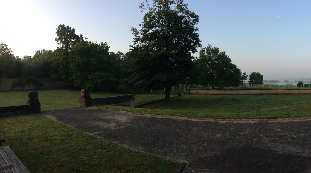 "Bylaugh"-foto av BenBudworth (page does not exist) (CC BY-SA) / Urklipp från original