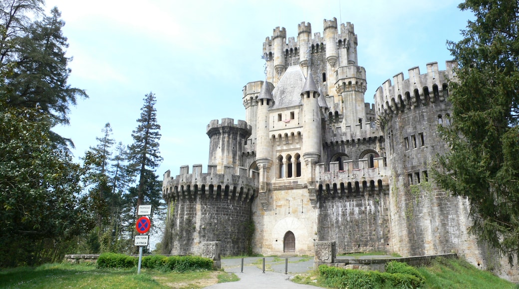 « Château de Butron», photo de Francisco Jesús Ayus… (CC BY-SA) / rognée de l’originale