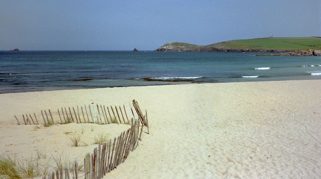 Foto „Constantine Bay Beach“ von Robert Linsdell (CC BY)/zugeschnittenes Original