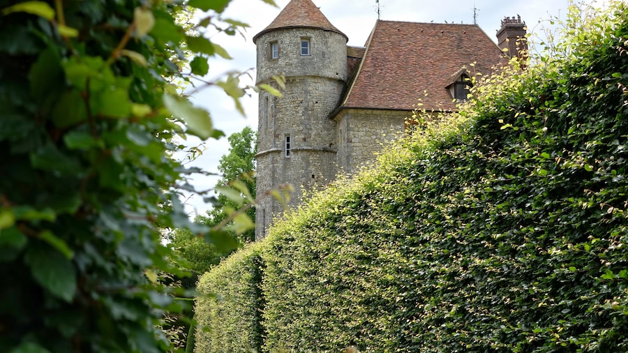 Photo "Château de Vascœuil, Eure, France" by Eponimm (Creative Commons Attribution-Share Alike 4.0) / Cropped from original