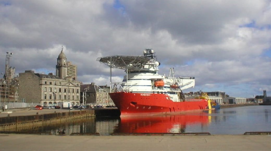 Photo "Aberdeen Harbour" by Richard Slessor (CC BY-SA) / Cropped from original