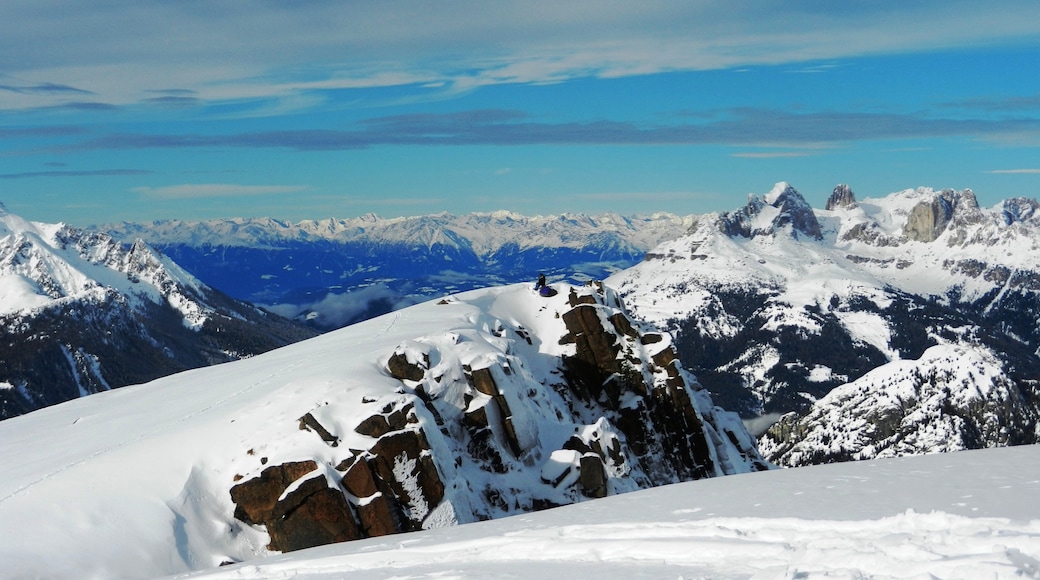照片“露西亚山滑雪场” 拍摄者：Maurizio Ceol（CC BY）原片经过裁剪