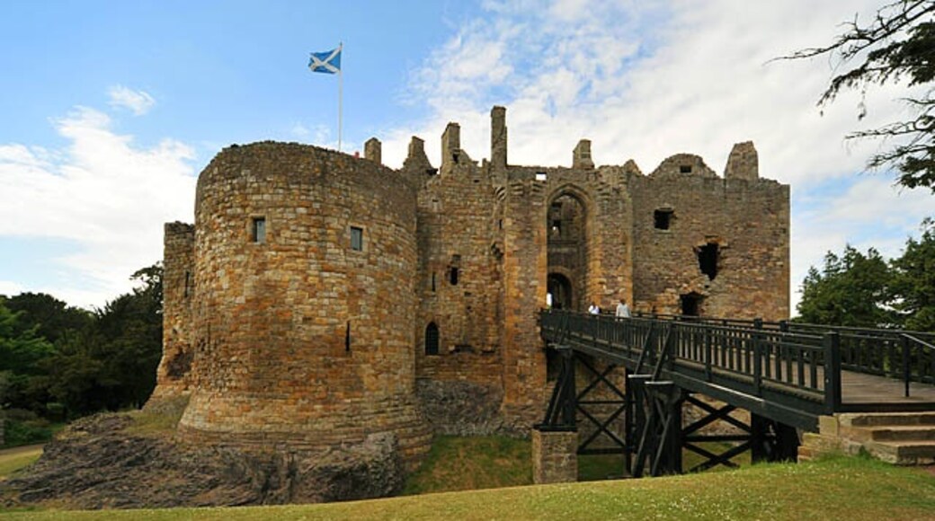 Foto "Kastil Dirleton" oleh Dr Richard Murray (CC BY-SA) / Dipotong dari foto asli