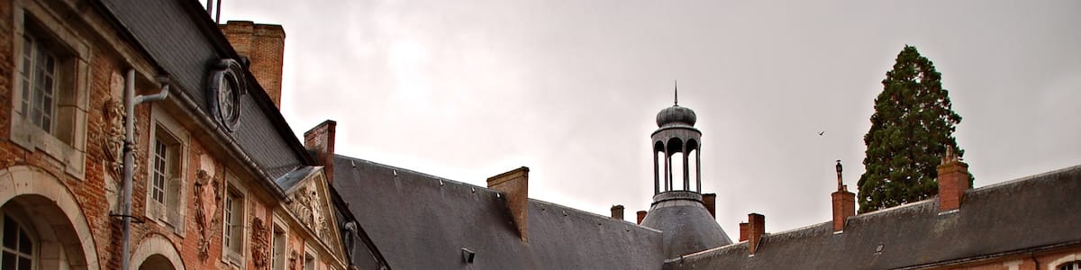 Photo "Cour du château de Saint-Fargeau" by Gautier Poupeau (Creative Commons Attribution 2.0) / Cropped from original