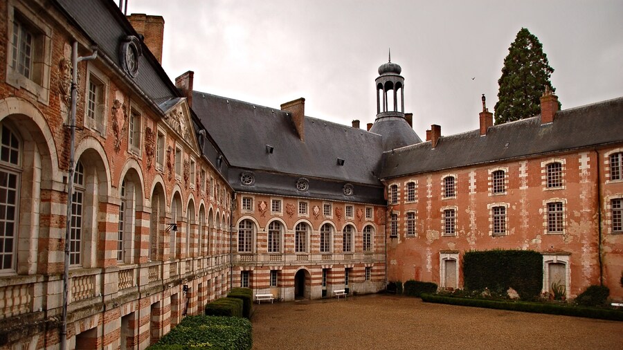 Photo "Cour du château de Saint-Fargeau" by Gautier Poupeau (Creative Commons Attribution 2.0) / Cropped from original