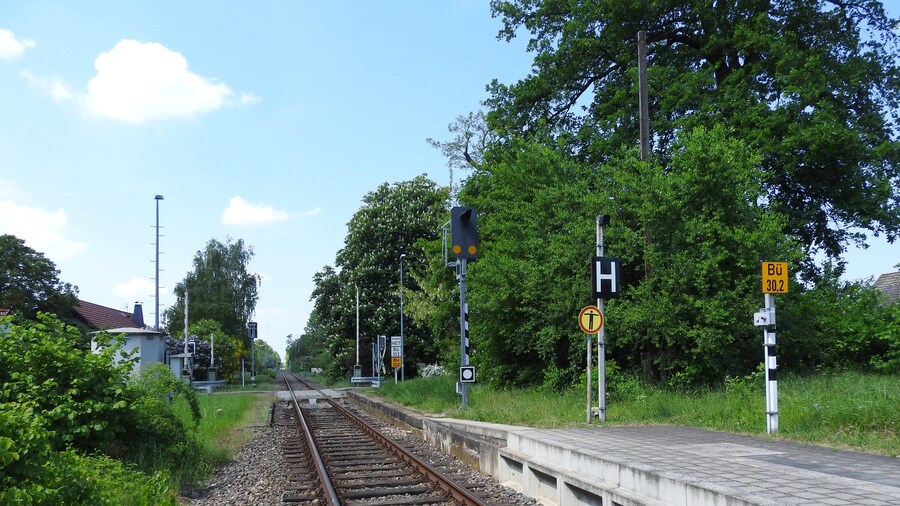 Photo "Bahnhof Guthmannshausen, Thüringen" by undefined (Creative Commons Zero, Public Domain Dedication) / Cropped from original