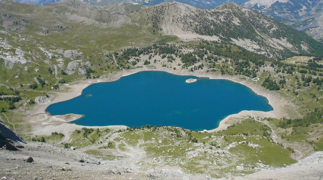 Foto "Lago d'Allos" di Santiago Puig Vilado… (CC BY-SA) / Ritaglio dell’originale